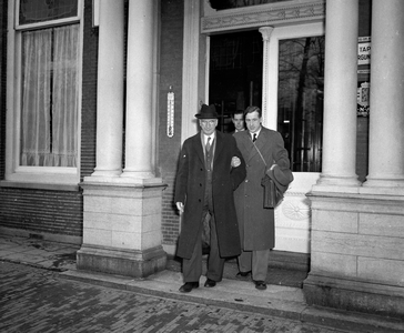 832107 Afbeelding van het vertrek van Dr. E. de Valera, de president van Ierland, ondersteund door zijn zoon, uit het ...